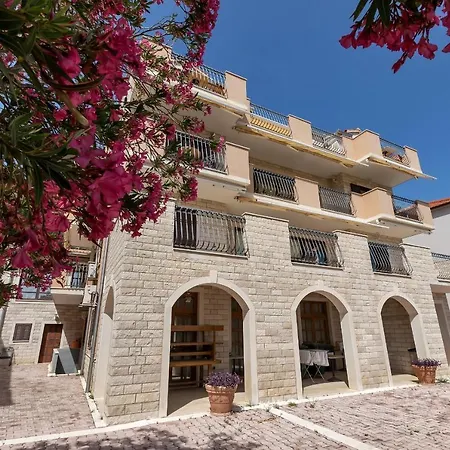 Guest house Apartments And Rooms With Parking Space Duce, Omis - 10303