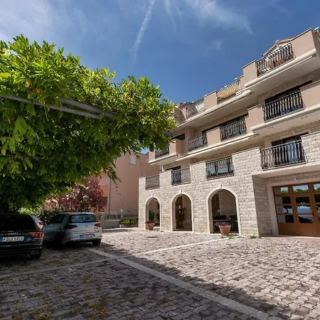 Guest house Apartments And Rooms With Parking Space Duce, Omis - 10303 3*