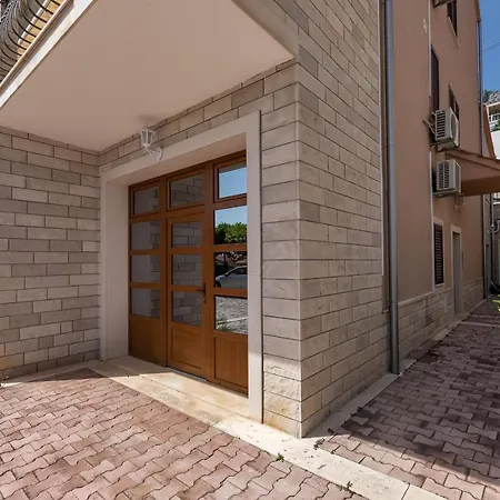 Гостевой дом Apartments And Rooms With Parking Space Duce, Omis - 10303 3*