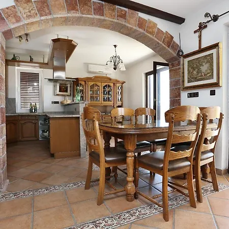 Apartments And Rooms With Parking Space Duce, Omis - 10303