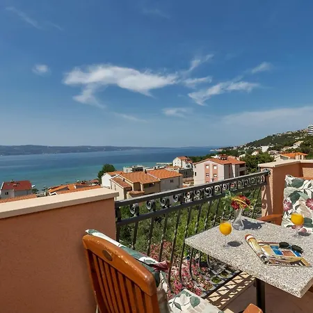Guest house Apartments And Rooms With Parking Space Duce, Omis - 10303 3*