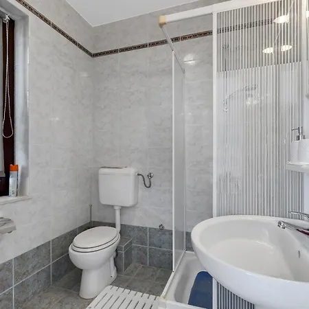 Apartments And Rooms With Parking Space Duce, Omis - 10303