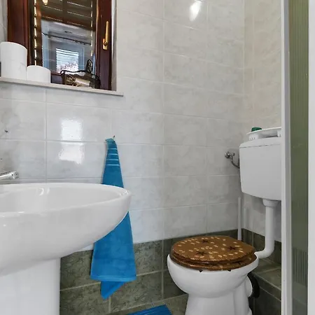 Apartments And Rooms With Parking Space Duce, Omis - 10303