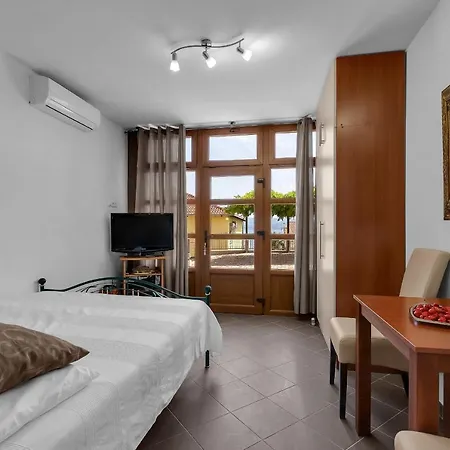Apartments And Rooms With Parking Space Duce, Omis - 10303 Duce