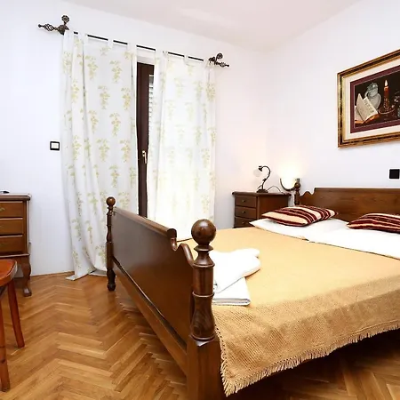 Guest house Apartments And Rooms With Parking Space Duce, Omis - 10303