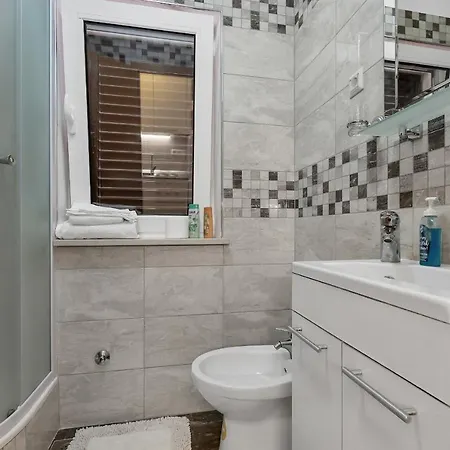 Guest house Apartments And Rooms With Parking Space Duce, Omis - 10303