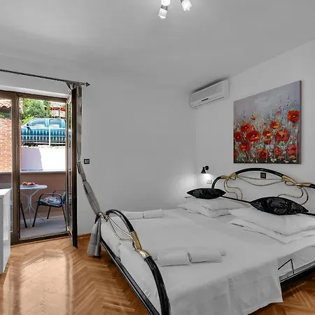 Apartments And Rooms With Parking Space Duce, Omis - 10303 Duce