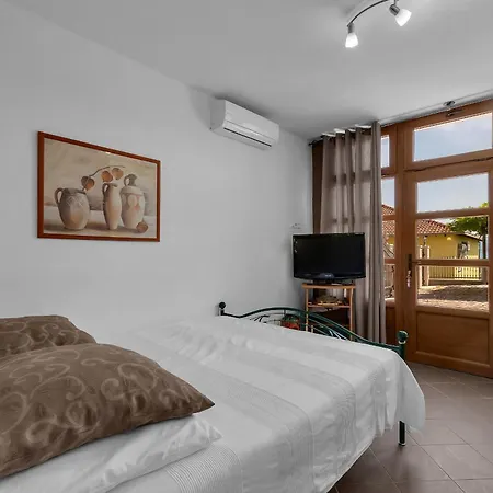 Apartments And Rooms With Parking Space Duce, Omis - 10303 Duce