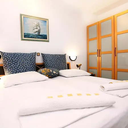 Apartments And Rooms With Parking Space Duce, Omis - 10303 Guest house Duce