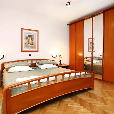 Apartments And Rooms With Parking Space Duce, Omis - 10303 3*