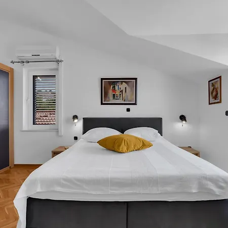 Apartments And Rooms With Parking Space Duce, Omis - 10303 Guest house