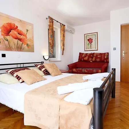 Apartments And Rooms With Parking Space Duce, Omis - 10303